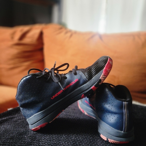 Used Under Armour Youth/Junior size 7 Basketball Shoes - Picture 4 of 5